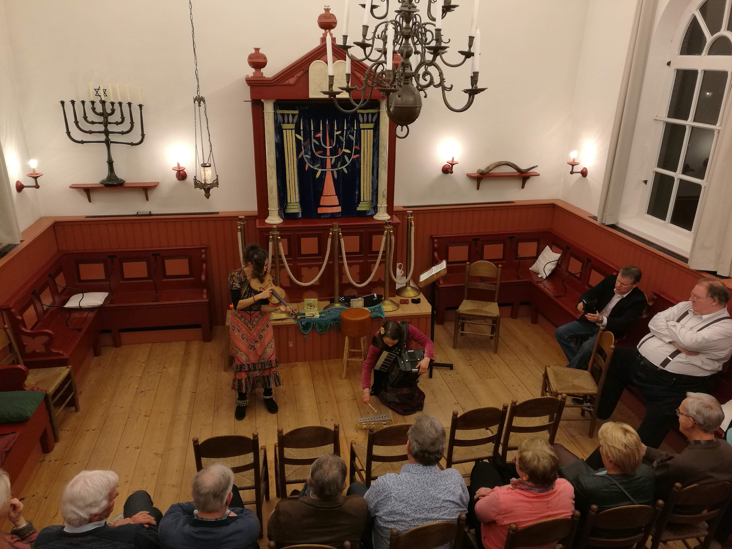 Een muziekuitvoering in de Synagoge.