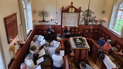 Al Naharot speelt in de Dijksynagoge tijdens de Open Monumentendagen, gezien vanaf de vrouwengalerij