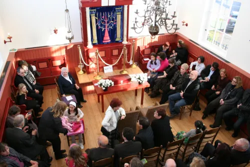 Bruiloft in de Dijksynagoge, gezien vanaf de vrouwengalerij