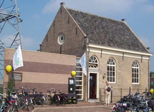 De gerestaureerde Dijksynagoge met vlaggen, ballonnen en bezoekers op een open dag