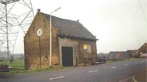 De vervallen synagoge aan de Rivierdijk in 1997, v&oacute;&oacute;r de restauratie